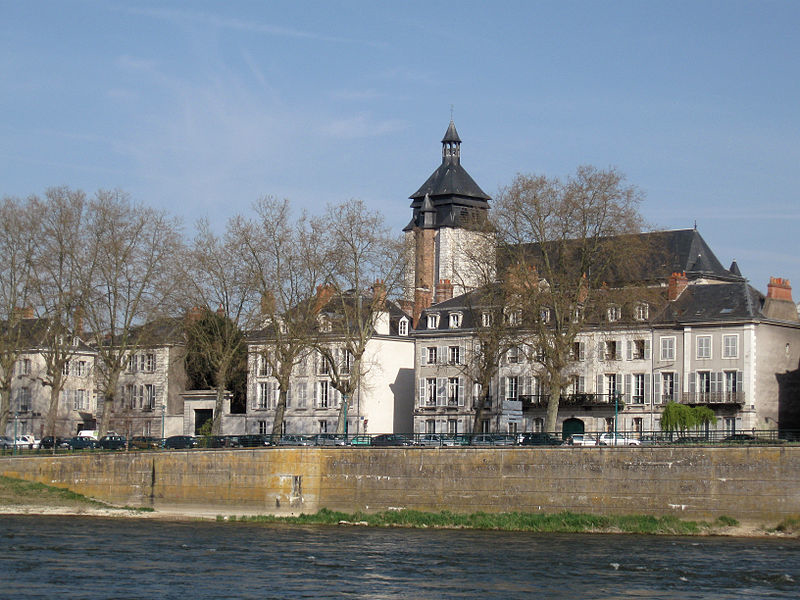 L'église Notre-Dame de Recouvrance d'Orléans et les quais de la Loire