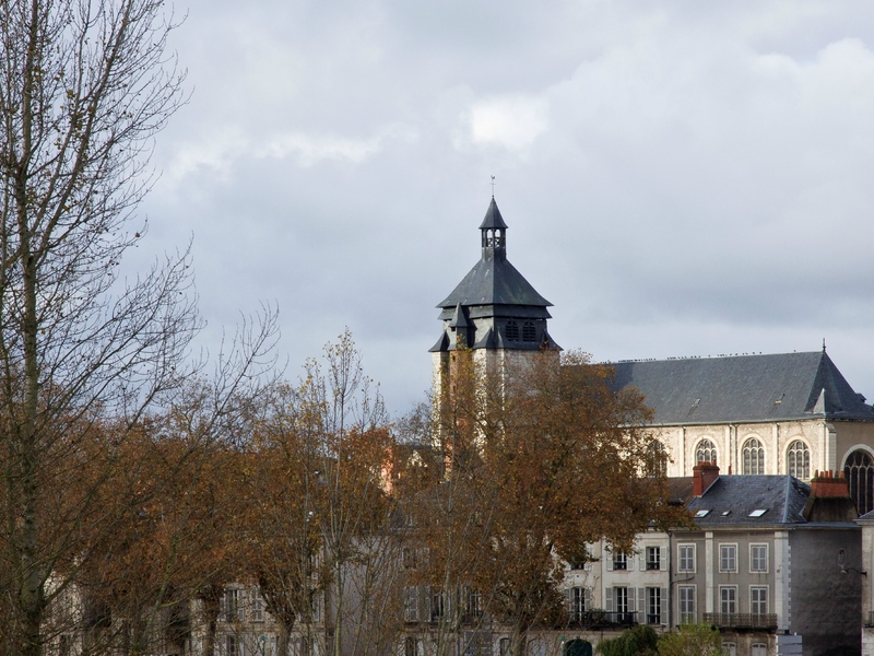 Vue d’ensemble de l’église Notre-Dame de Recouvrance d’Orléans, depuis le pont royal